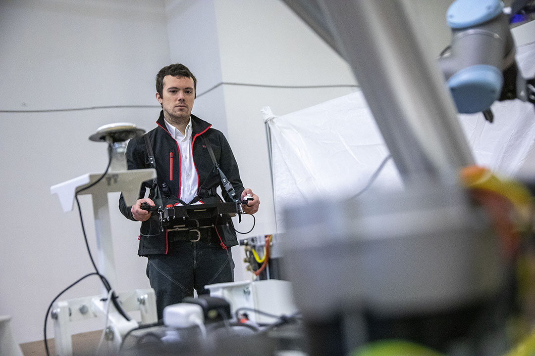 Yanmar R&D-Europe onderzoeker Manuel Pencelli bedient de robot hier in een testlaboratorium. - Foto's: Yanmar