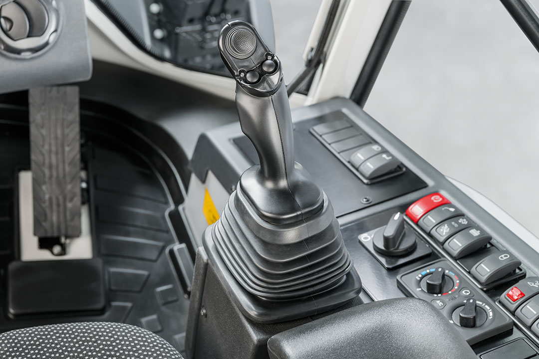 Met Smart Loading is het kort naar voren of achteren brengen van de joystick voldoende om de machine naar een van de twee vooraf ingestelde laadposities te brengen.
