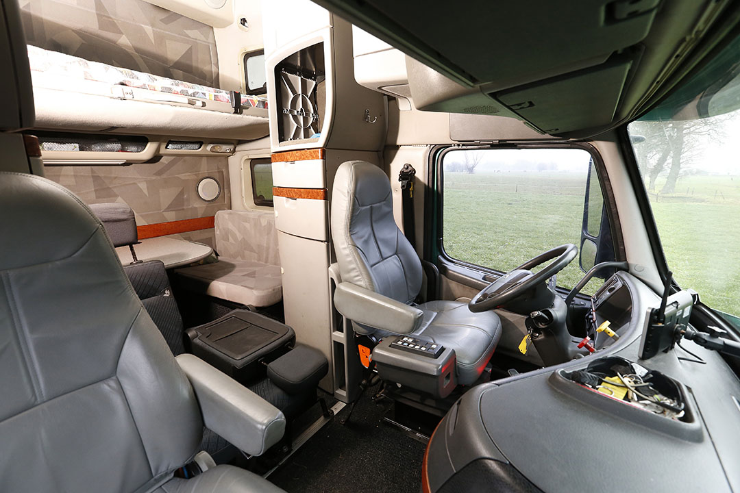 In de gigantische cabine is plaats voor maar liefst acht personen. Slapen kan met vier personen in de truck, en vier personen in de oplegger.