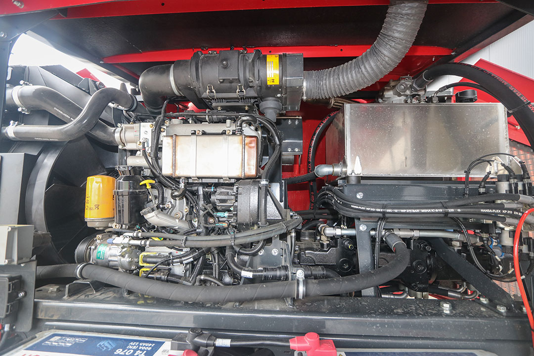 De JCB-viercilinder levert 175 pk en drijft vier aangeflensde hydrauliekpompen aan. Nu de motor achterop zit, is deze van drie zijden prima bereikbaar voor onderhoud.