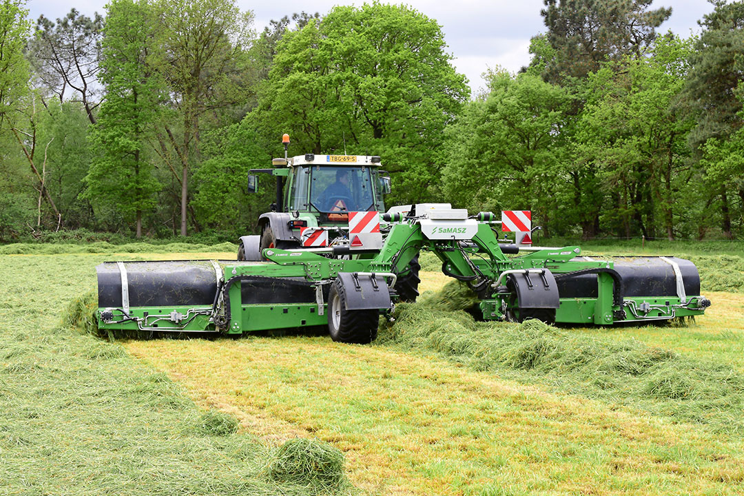 Samasz draait proef met een nieuwe bandhark. Deze machine heeft in Portugal en Frankrijk ook al ervaring opgedaan, en nu is het Nederlandse gras aan de beurt om de machine te beproeven. (Foto's: Jacco van Erkelens)