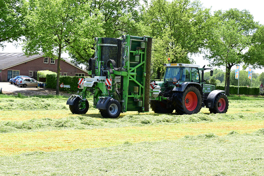 Op transport is de machine 3 meter breed, 3,90 hoog en 5 meter lang. De 4,8 ton wegende Falco2 is luchtgeremd.