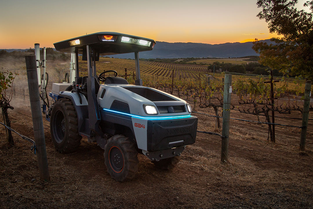 De Amerikaanse start-up Zimeno introduceerde (en verkocht) recent zijn eerste volledig elektrische, autonome Monarch Tractor-trekker. De Californische wijnmaker Wente Vineyards is de eerste gebruiker. Eerder dit jaar nam CNH Industrial een belang in Zimeno.