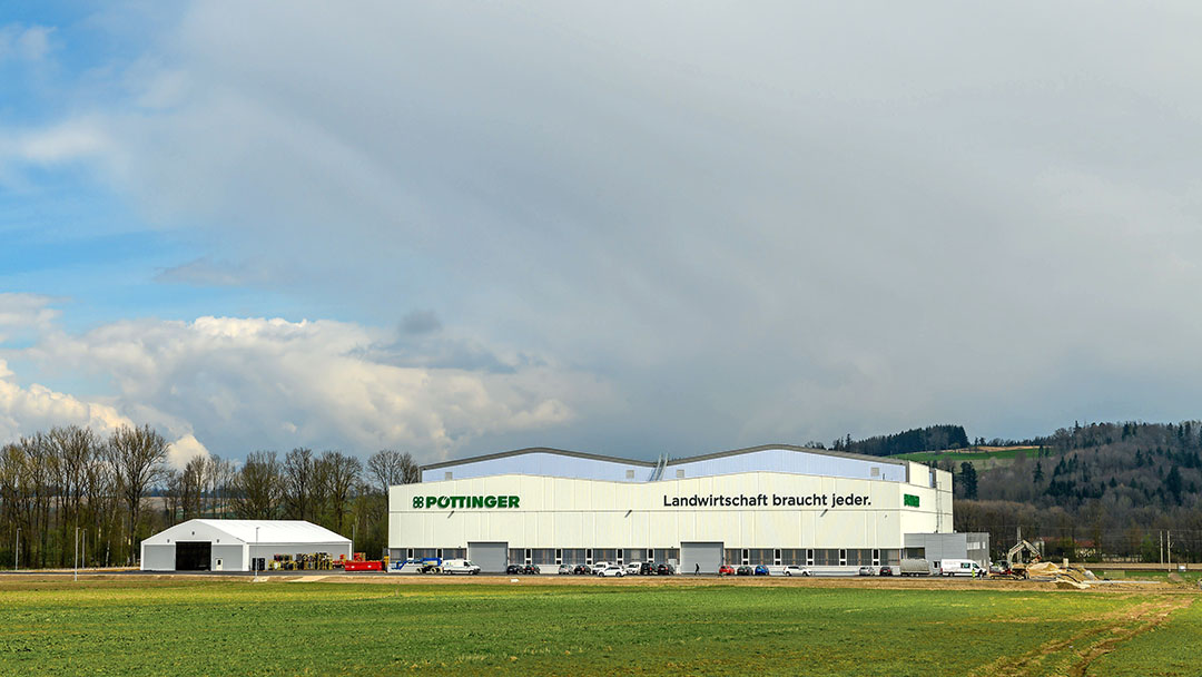 De nieuwe, vierde fabriek van Pöttinger staat in St. Georgen, dicht bij hoofdvestiging in Grieskirchen, Oostenrijk.