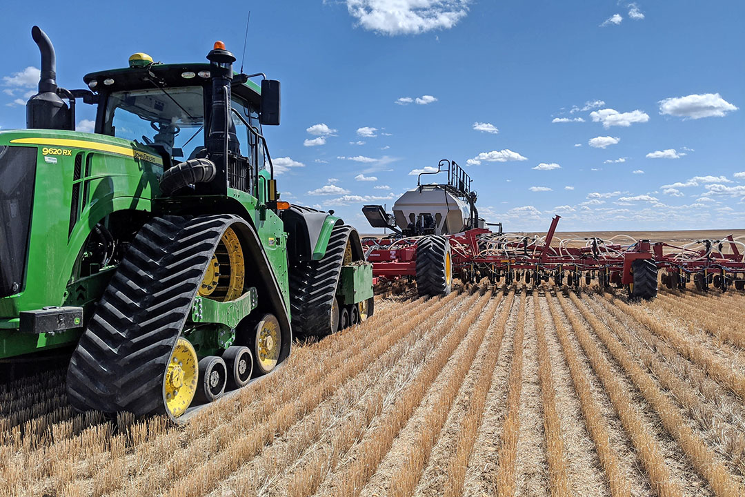 Een van de John Deere 9620 RX-quadtracks trekt de 25 meter brede zaaimachine van Bourgault. In de tank past maar liefst 47.000 liter zaaizaad.