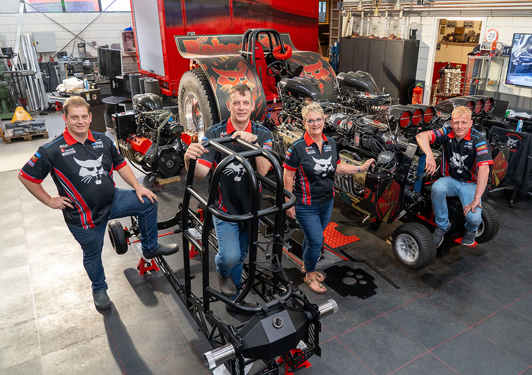 Van links naar rechts Berrie Boer, Bertus Boer, Helma Boer en Bart van der Sluis. Ook in het team maar niet op de foto: Jordi en Gerrit Riezebos, Klaas Albers, Jan van der Sluis, Tiana Boer, Bart Koers en Sanne Snapper.