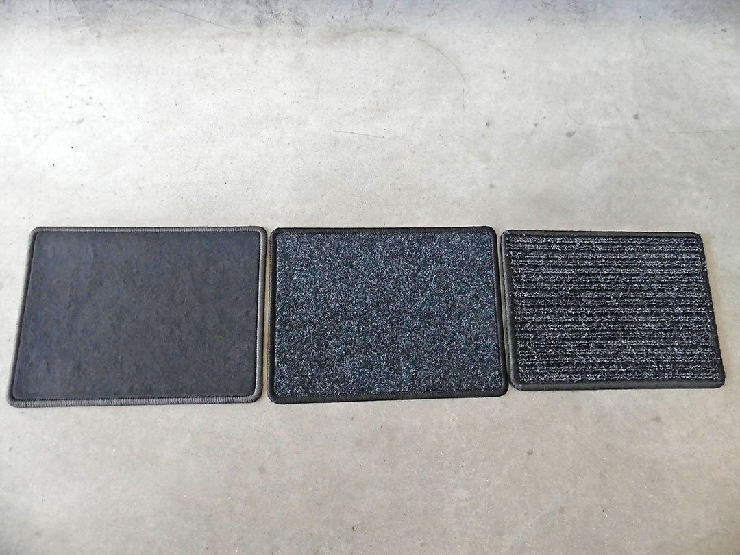 De drie basiskwaliteiten van links naar rechts: velours, naaldvilt (meest verkocht) en rib. De laatste is een wat grovere mat met meer profiel.