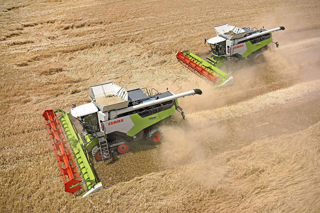 Claas Trion 750 Terra Track vergezeld door een iets lichtere Trion 730.