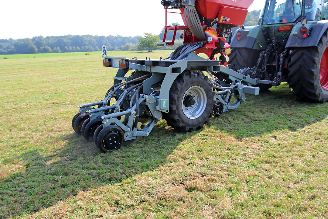 Het Franse Novag bouwt een hele bijzondere machine die helemaal is toegespitst op het direct doorzaaien van de huidige grasmat of graanstoppel.