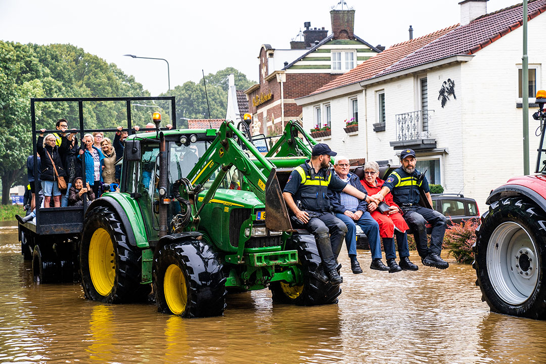 Misset - 414216 Limburg, extreme wateroverlast op landbouwgron, boeren helpen met evacueeren