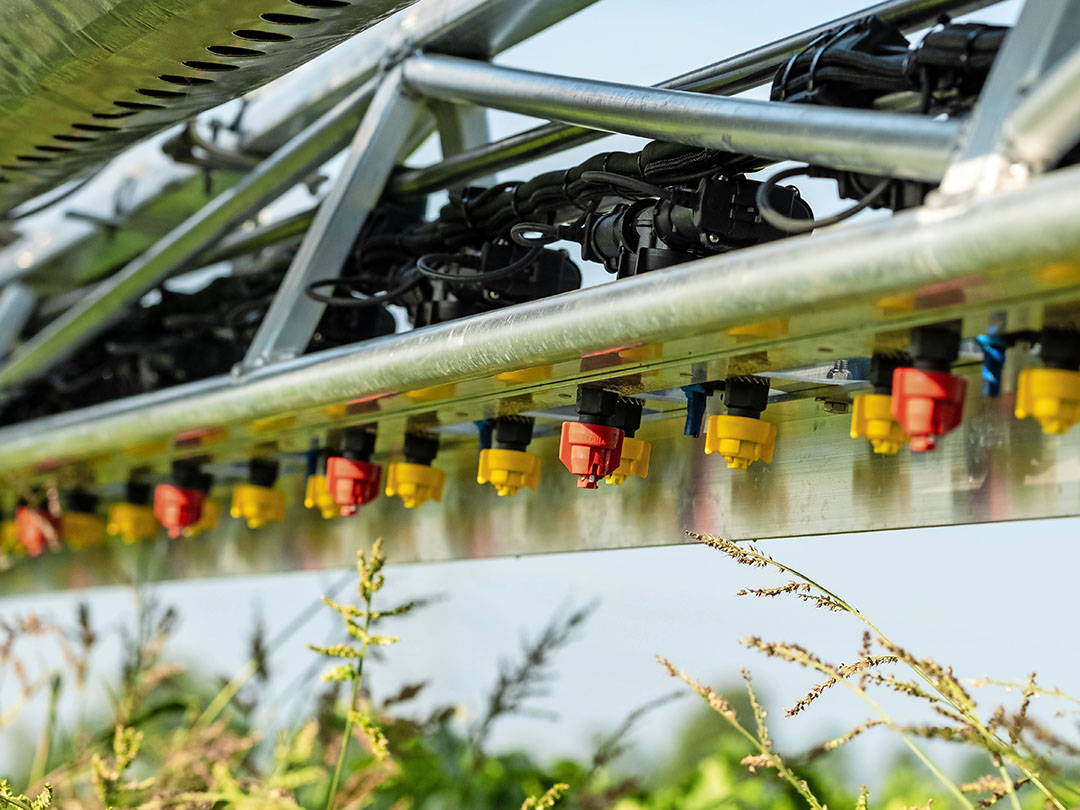 Door een van de dophouders (op 50 cm afstand onderling) van een tweedoppenschakeling te splitsen naar twee nieuwe dophouders op 25 cm, kan Agromec een bestaande Rogator-spuit ‘upgraden’ zodat die ook met een driftreductie van maximaal 97,5% kan spuiten.