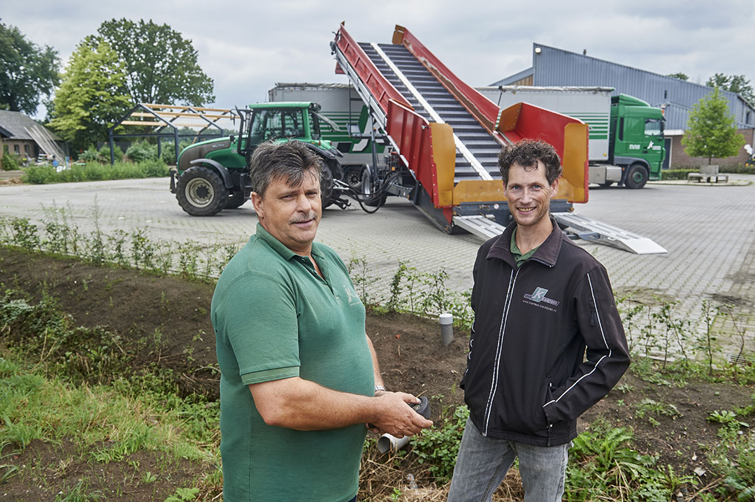 Ben van Eldijk (l.) en directeur Thomas Kanters zijn verantwoordelijk voor het agrarisch loonwerk en de fouragehandel.