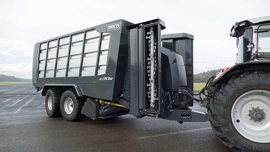 De nieuwe maai-zuigwagen is ontwikkeld voor het klepelen van grote oppervlakten, zoals vliegvelden, braakliggend terrein en heidevelden.