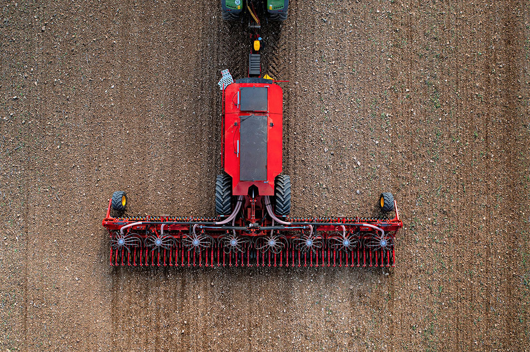 De Váderstad 1200C is herkenbaar aan de dubbele tank: voor 2.200 liter en achter 5.000 liter. Acht Fenix III-verdelers sturen zaad/kunstmest naar elk 12 kouters.