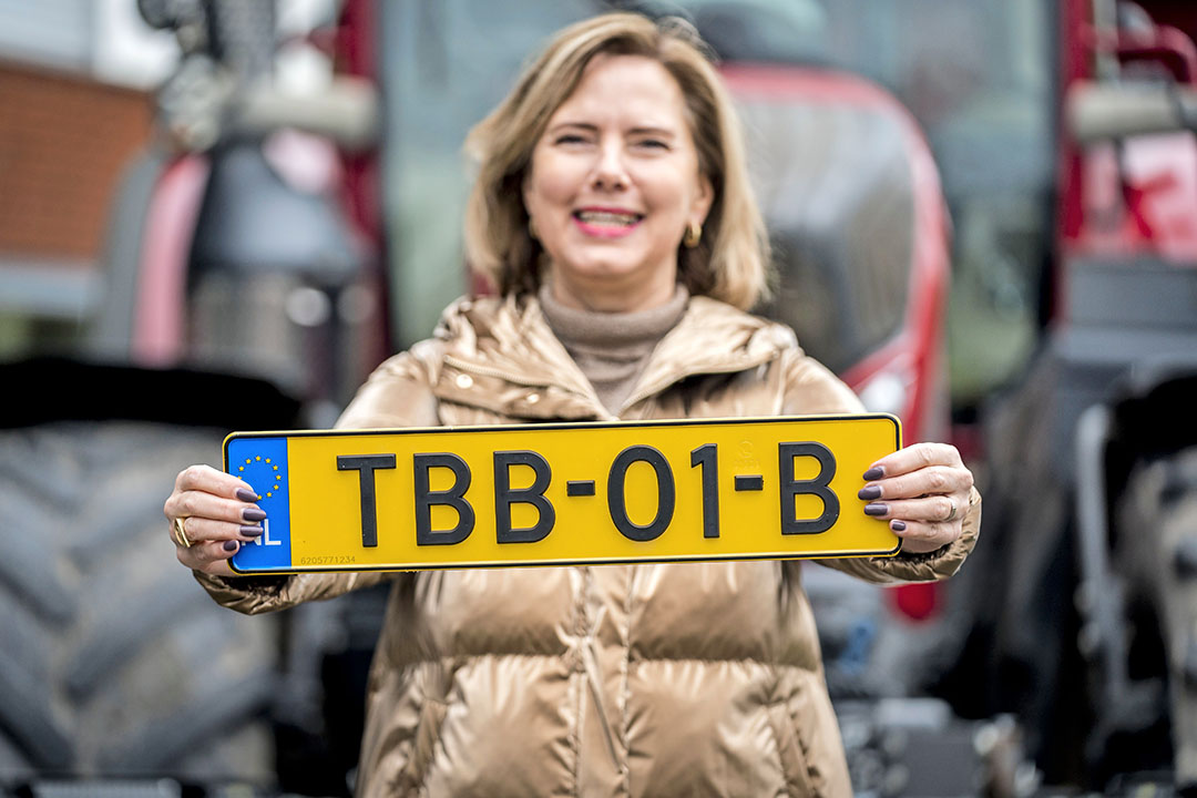 Minister van Infrastructuur en Waterstaat, Cora van Nieuwenhuizen met het nieuwe trekkerkenteken.