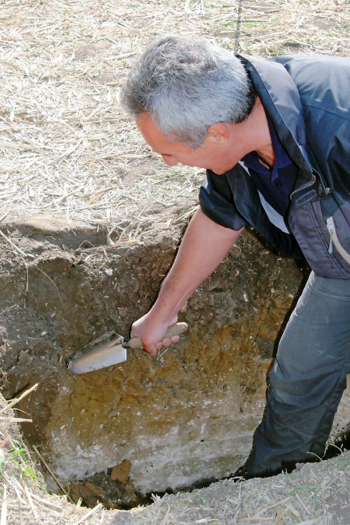 De Britse bodemspecialist Philip Wright adviseert telers om de bodem in te duiken voordat ze die gaan bewerken. Ga na waar en op welke diepte eventuele verdichting aanwezig is.