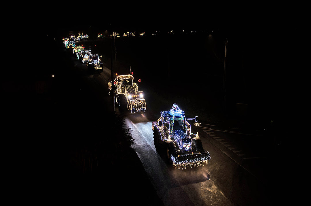 78 verlichte trekkers deden mee aan de Tractor Kerstrun 2021. Foto's: Kerstrun Geel