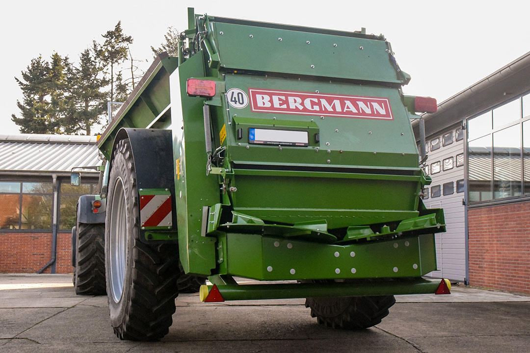 De enkelassige meststrooier heeft een bakbreedte die beperkt is tot 180 centimeter, omdat de banden naast de bak zijn gemonteerd in plaats van eronder. Van de achterkant is de V-vorm van de schijven goed zichtbaar. Foto's: Bergmann