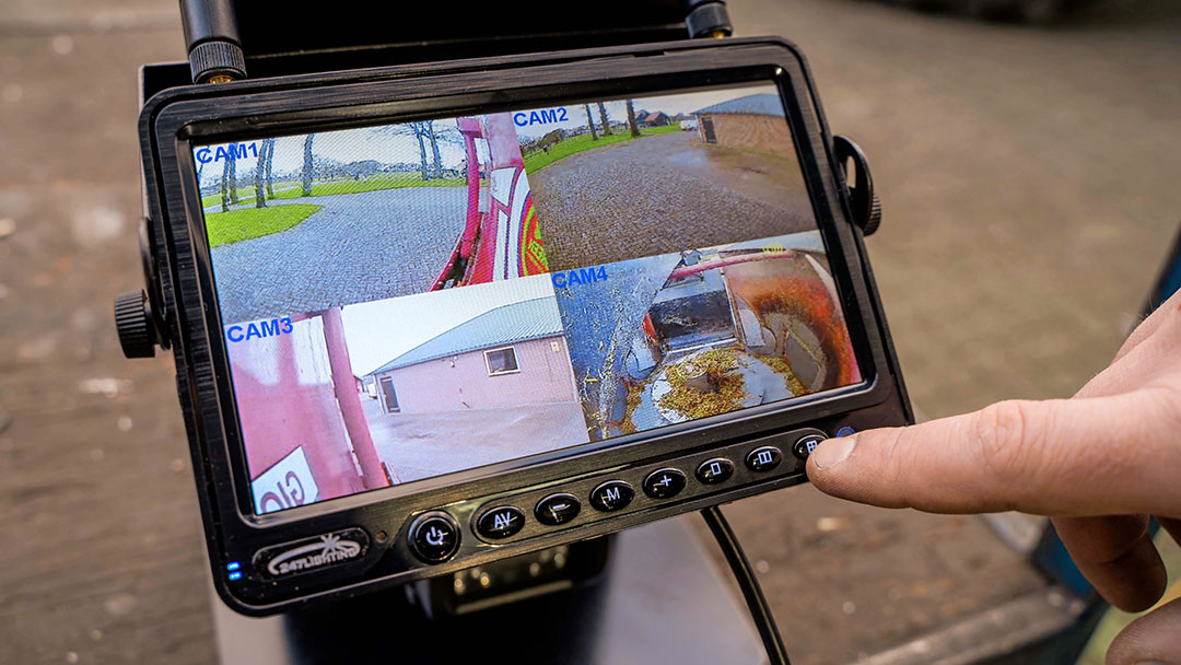 Een 7 inch monitor met vier gekoppelde camera’s. Met drukknoppen wijzig je welk camerabeeld op het scherm komt. Eén, twee of vier camera’s tegelijk is mogelijk. Een zonneklep (niet op de foto) wordt standaard bijgeleverd.