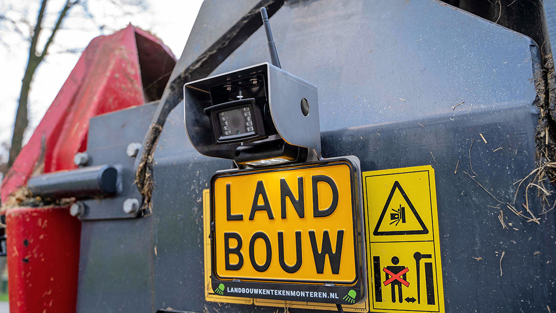 Camera met kentekenplaathouder en rvs camerabehuizing. Door een uitsparing boven op de beschermkap komt de antenne naar buiten. Deze is bij www.landbouwkentekenmonteren.nl te verkrijgen.