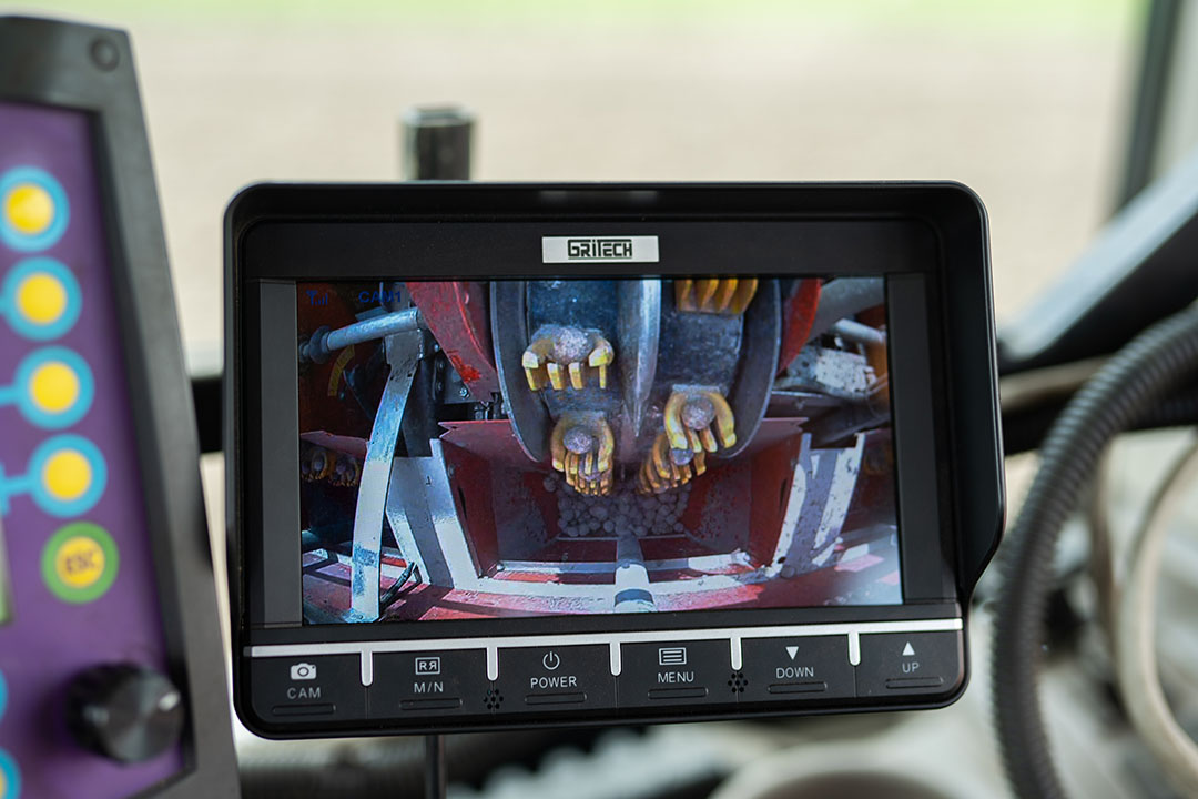 De monitor kan met een beugel of via een zuignap bevestigd worden. Met drukknoppen is schakelen tussen een tweede camerabeeld mogelijk.