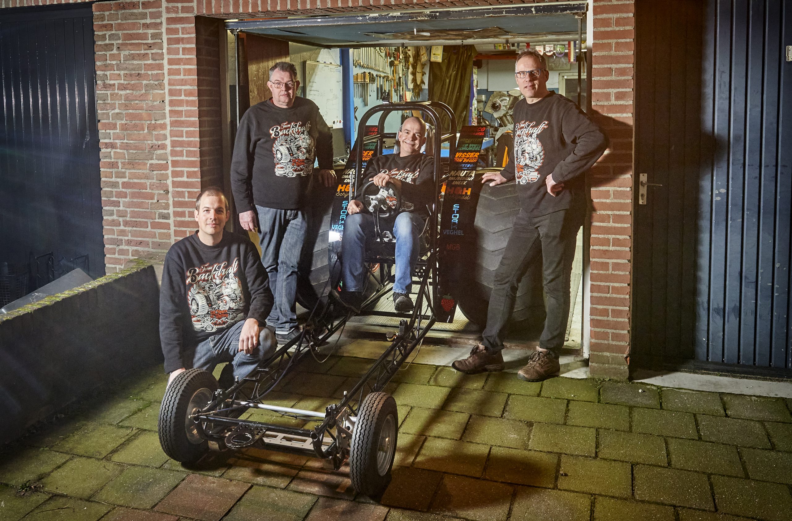 Teamleden (v.l.n.r.) Niek Morsink, Herman de Graaf, John de Graaf en Bertie de Wit - met Backdraft, voor de garage waarin het allemaal gebeurt. - Foto: Van Assendelft