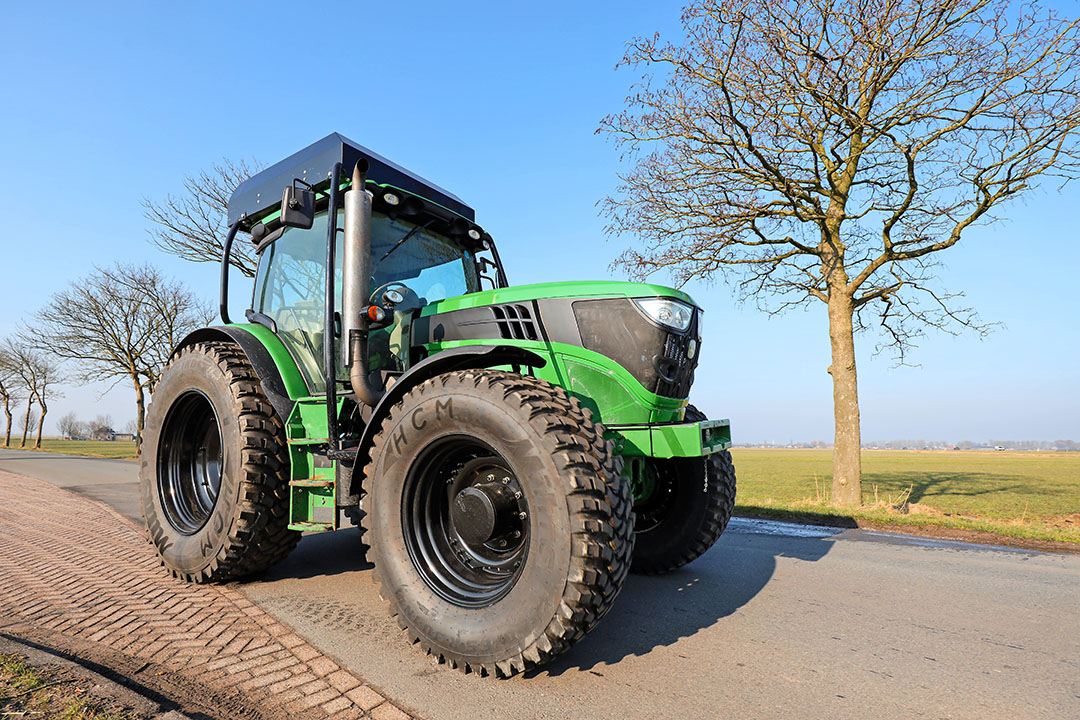 Een eerste prototype is bijna klaar. De motorsoftware wordt nog gefinetuned. Daarna gaat de trekker bij verschillende bedrijven de praktijk in. Ondertussen wordt een Volvo-wiellader uitgerust met dezelfde gasmotor. Die tweede ombouw gaat al een stuk makkelijker, aldus RosierGreidanus.