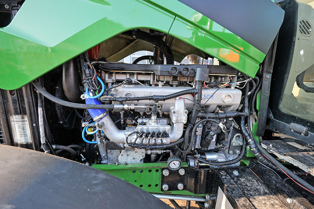 Een zijaanzicht van het nieuwe motorblok. Door de zijwaarts gemonteerde CET-kleppen en het inlaatspruitstuk, past het niet onder de standaard motorkap. Die is daarvoor zo’n 5 cm verbreed. De module in het midden, met de zes zwarte stekkertjes, vormt het gas-en-luchtmengsel op basis van algoritmes.