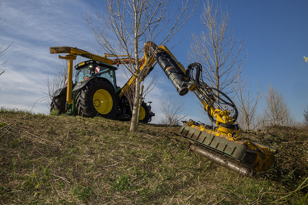 TREKKER zag de Wesseler-maaiarm bij groenaannemer Zandee in Kloetinge (Zld.) aan het werk. Chauffeur Arjan Schouwenaar klepelt de talud van de Weltevredendijk in Driewegen (Zld.). - Foto: Peter Roek