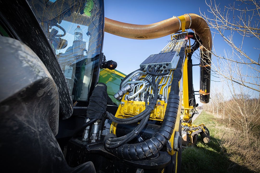 Belangrijk kenmerk: de ventielen zijn op de arm gebouwd, waardoor er geen dikke bos met slangen naar de trekker loopt. In dit geval is er een zuigarm als extra opgebouwd. - Foto: Peter Roek