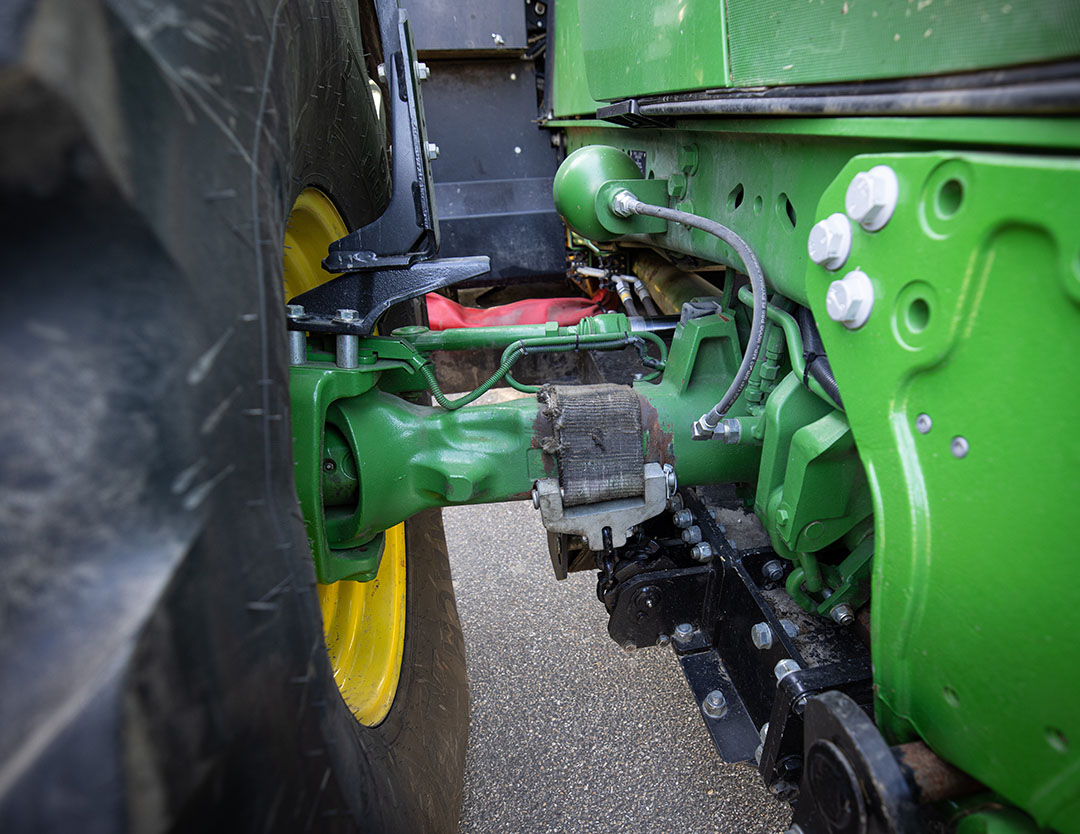 Het onderframe hangt aan een kant met een strop aan de vooras. Voorin weliswaar met een pen aan het chassis gekoppeld, maar wel met geringe bewegingsvrijheid. - Foto: Peter Roek