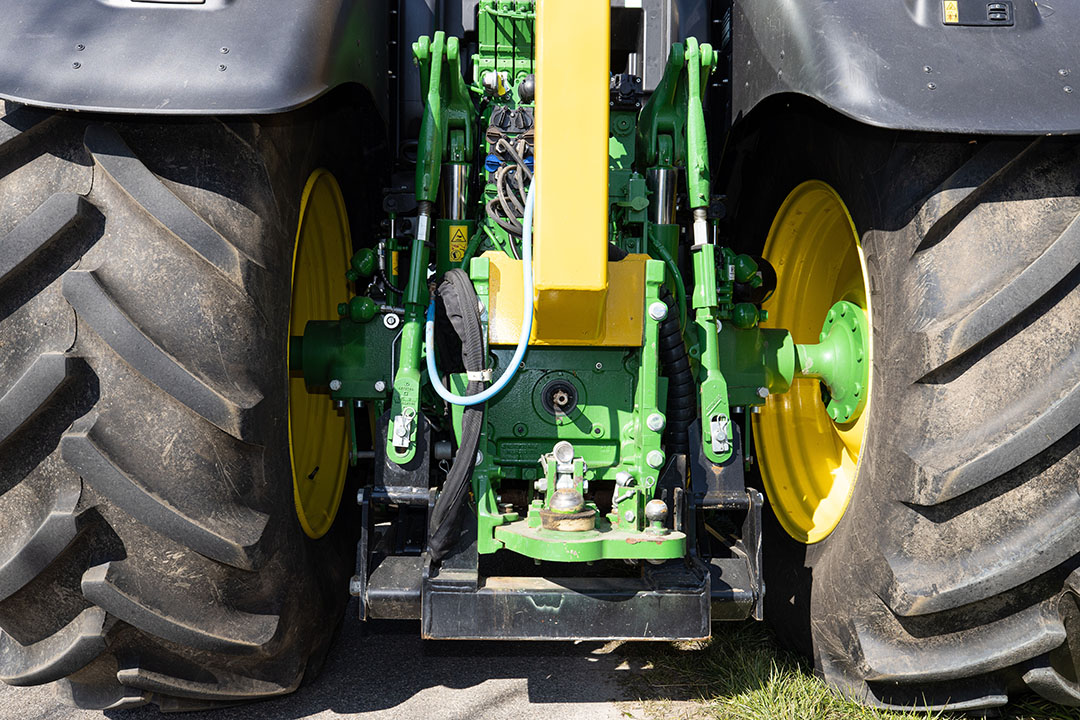 Achter is het frame met een hydraulisch bediende pen aan de trekker gekoppeld. De hefarmen dienen alleen om te heffen/zakken bij het aan- en afkoppelen. - Foto: Peter Roek