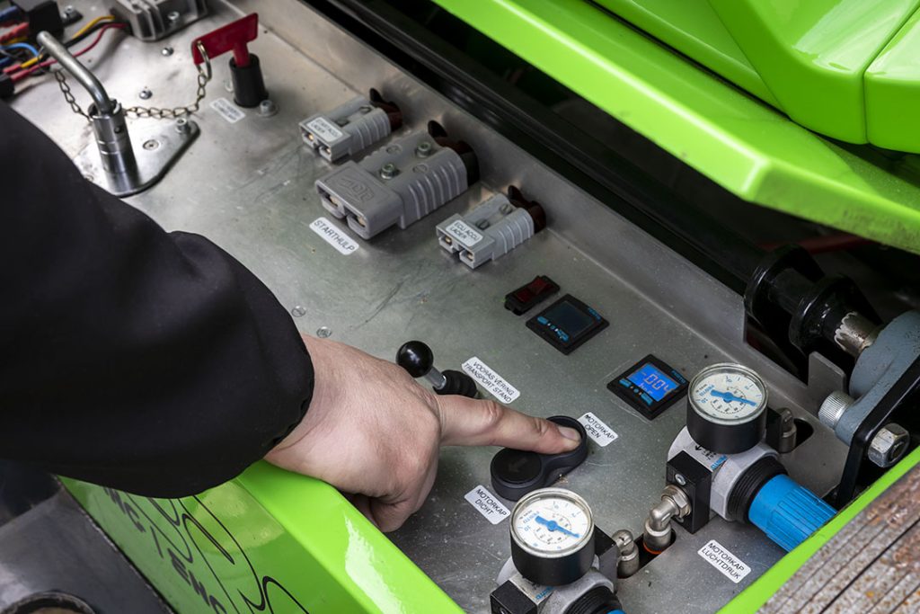 Het team bouwde in de neus van de trekker een soort bedieningskast. In deze kast zitten knoppen voor het bedienen van de motorkap, de voorasvering, en er zitten elektrische aansluitingen. - Foto: Roel Dijkstra