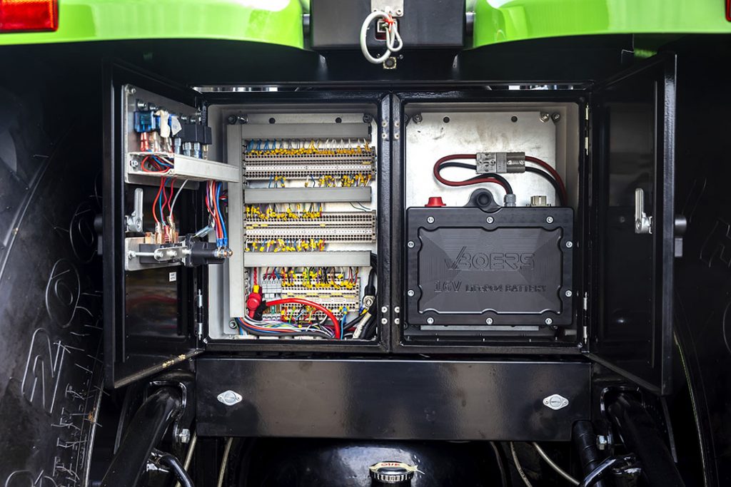 Aan de achterzijde van de trekker zit ook een kast vol elektronica. Alle signalen van de verschillende sensoren komen hier binnen. - Foto: Roel Dijkstra