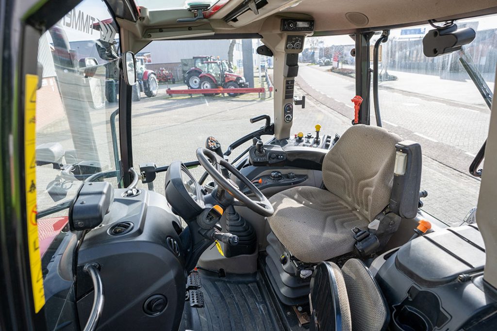 De Farmall U Pro biedt veel zicht rondom. Ook kun je goed over de spatborden kijken. De cabine wordt door de ene gebruiker als ruim ervaren, de ander had 'm graag hoger en nog ruimer gehad. - Foto: Michel Velderman