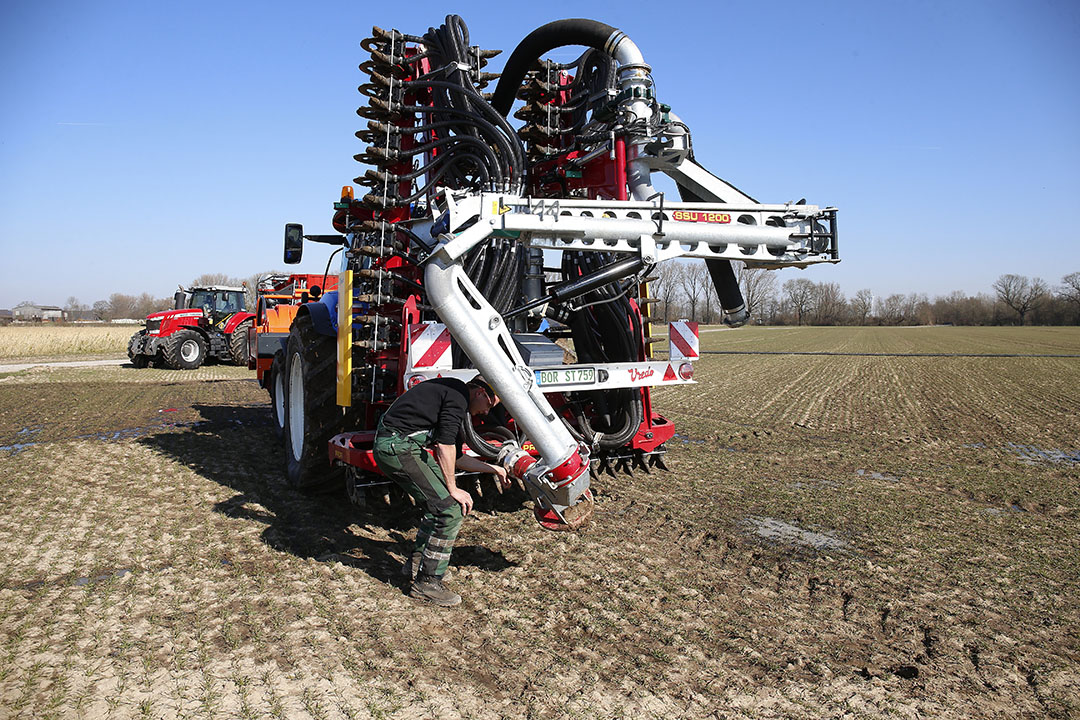 De SSU klapt in verschillende gedeeltes hydraulisch en handmatig op voor wegtransport. Voor het afkoppelen van de bemester leg je de arm naast de bemester. De SSU alleen is compact weg te zetten in de transportstand.