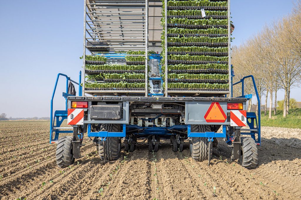 De planter wordt aan de achterkant afgesteund op 4 loopwielen. Het spoor van de binnenste (stuurbare) loopwielen (op 190 centimeter) wordt ook gebruikt voor de oogst. De buitenste wielen lopen op 330 centimeter spoorbreedte, gelijk aan de spoorbreedte van de trekker.