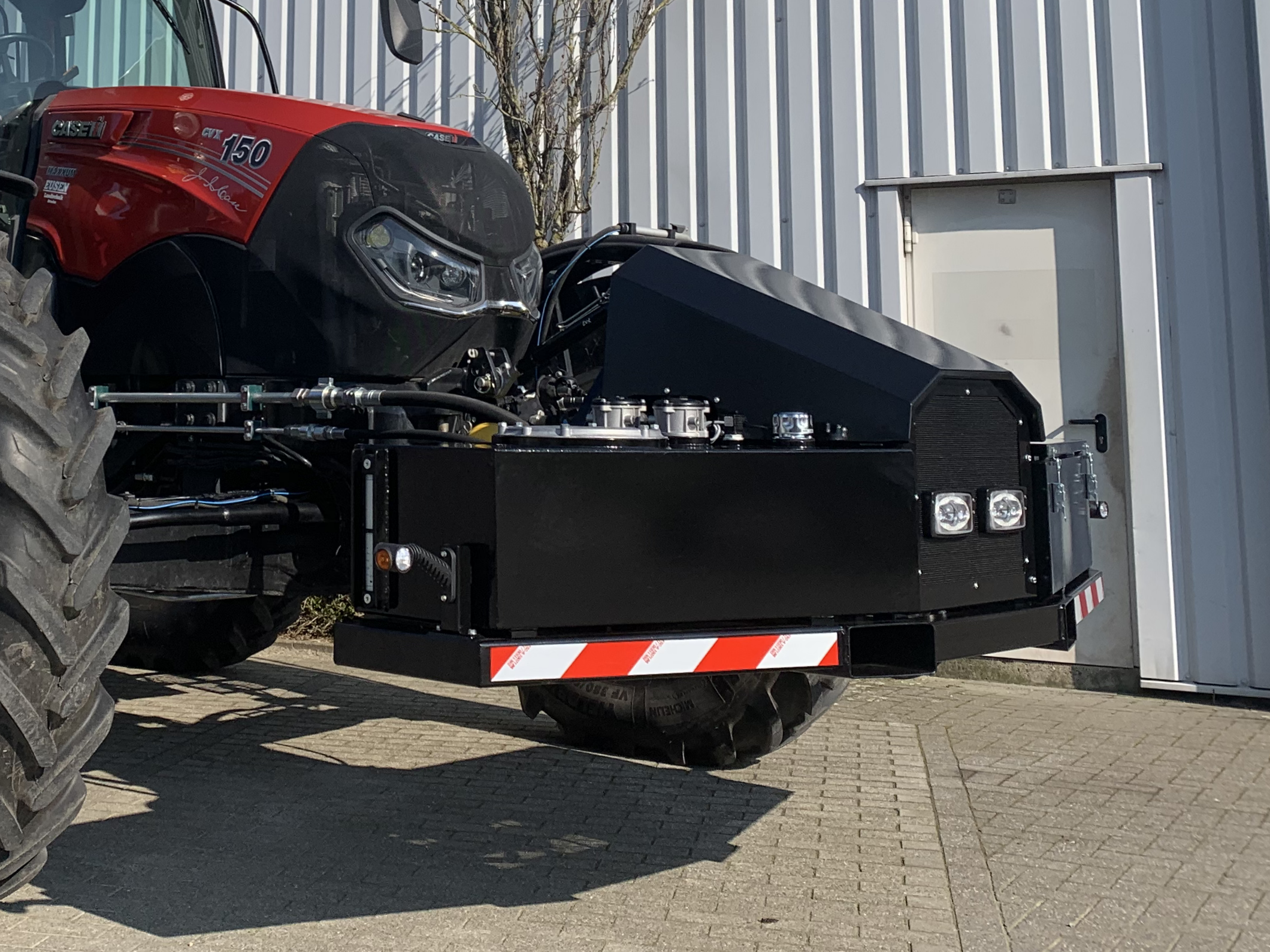 Hydrauliekspecialist Hydroos heeft een frontunit ontwikkeld om de wielen van een getrokken werktuig hydraulisch mee aan te drijven. - Foto's: Hydroos