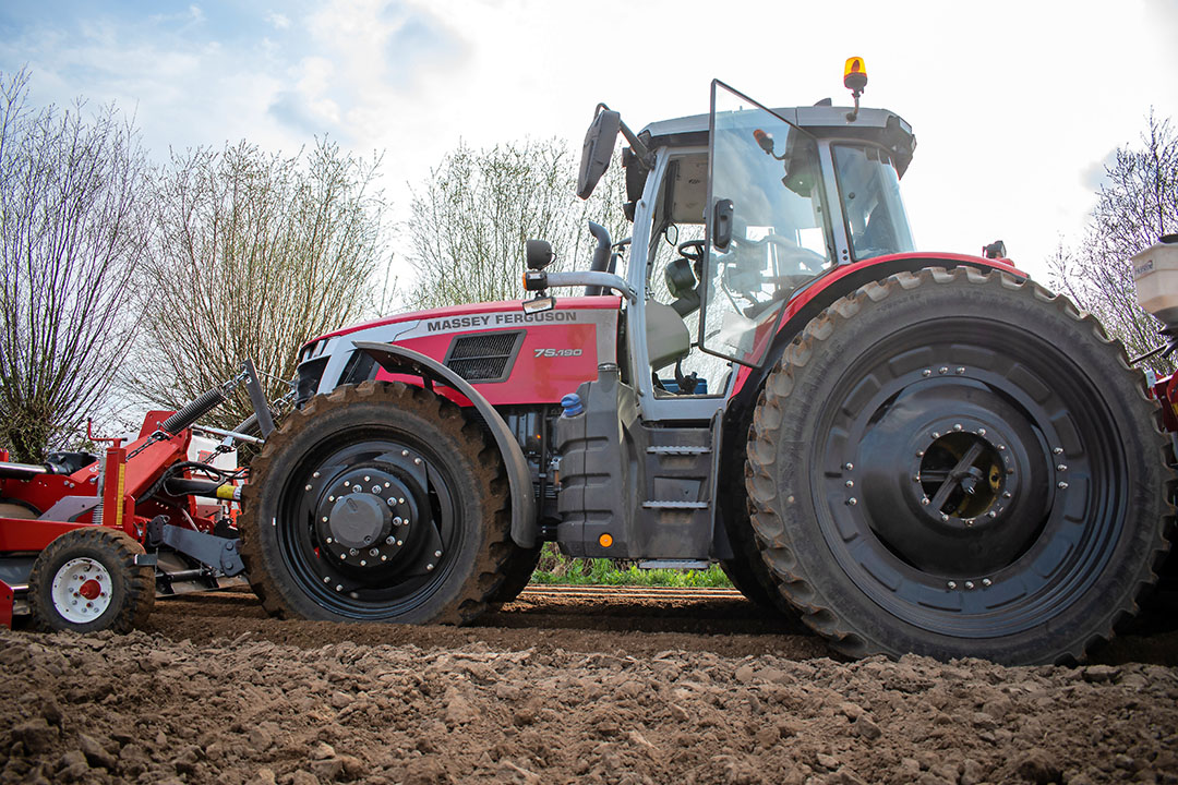 De wielbasis van de trekker is 2,88 meter. Tussen de wielen is ruimte voor 305 liter diesel en 30 liter AdBlue. De instap is prima en de deur opent ver genoeg. Wel heeft MF nog steeds de typische zware deurcilinder die het sluiten van de deur wat bemoeilijkt. Eenmaal dicht is de cabine comfortabel stil.