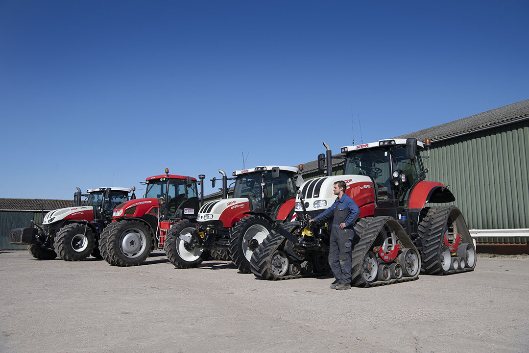 De machines op een rij: de Steyr 6270 Terrus CVT (2019) op VF-banden, de Zetor 135 Forterra trike (2012) voor grondbewerking, de Steyr 4130 Profi CVT (2014) voor 3 meterteelt en de Steyr 6240 CVT op Zuidberg-rupsen. - Foto's: Marcus Pasveer