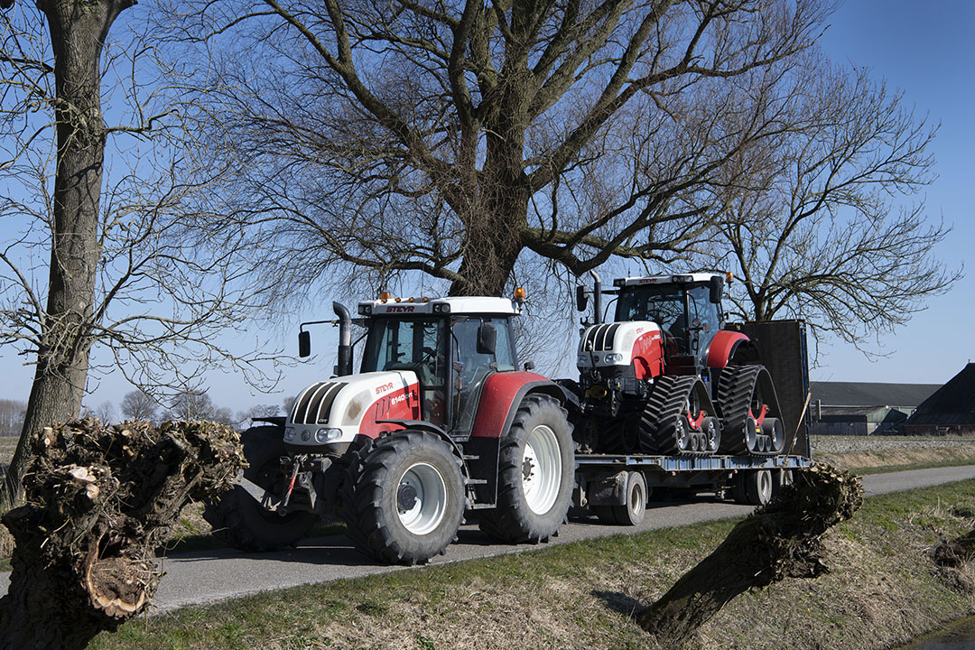 De eerste Steyr van de akkerbouwers, een 6140, kwam in 2007 op het bedrijf en is een goede trekker gebleken. De motor is nog nooit onklaar geweest. Om de rupsen van de Steyr 6240 te ontzien, gaat deze op de dieplader.