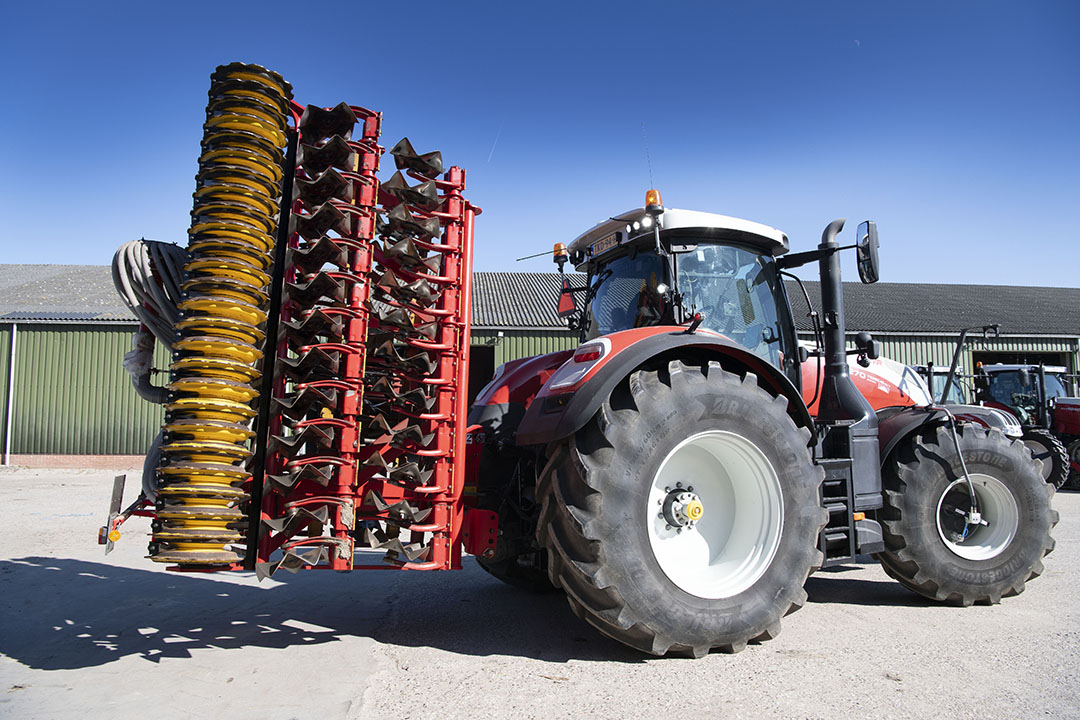 De Terrus staat op brede Bridgestone VF-banden en is uitgerust met een luchtdrukwisselsysteem. In de hef hangt de Väderstadt-cultivator die 2.500 kilo weegt.