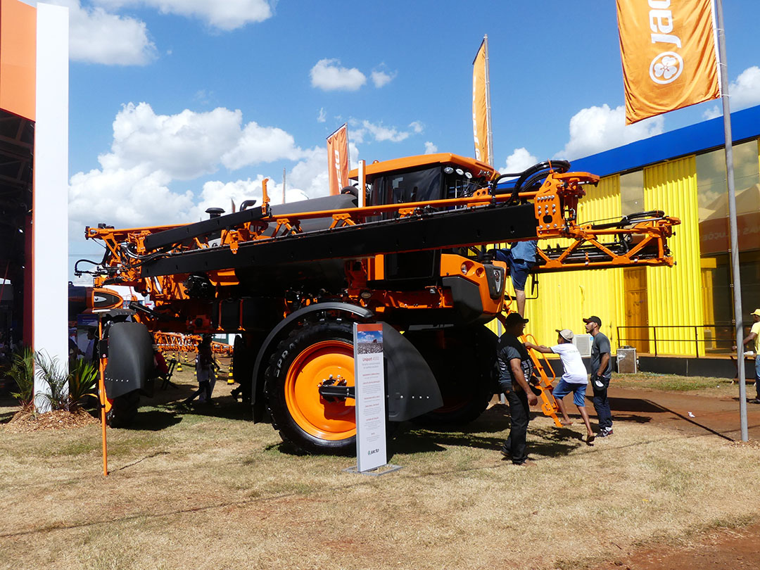 Jacto is een van de marktleiders in Brazilië van spuitmachines. De Unport 4530 heeft een 4.500 liter tank en is leverbaar met spuitbomen van 36 of 42 meter. Die hangen tussen 0,50 en 2,75 meter hoog boven de grond. De motor is een 243 pk Cummins.