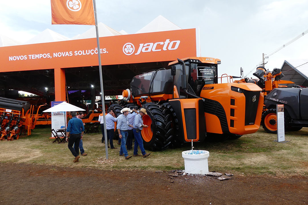 De Jacto Uniport planter 500 is nog in testfase. De fabrikant meldt dat de machine waarschijnlijk volgend jaar te koop is. - Foto's: Martin Smits