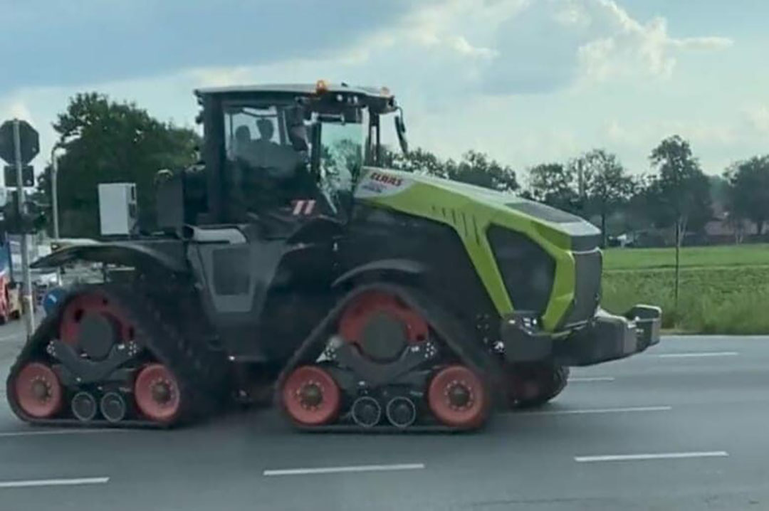 Op de foto's is vermoedelijk een prototype te zien van een nieuwe Claas Xerion.  - Foto's:  Facebook-pagina Tractorum.it - Il sito dell'agromeccanica e agrotecnica