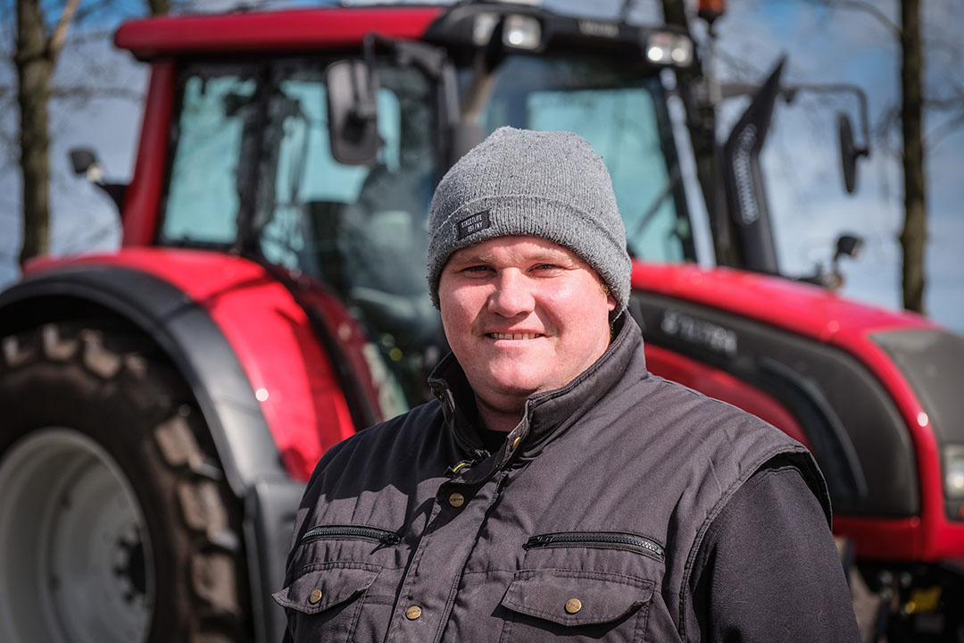 TREKKER-lezer Peter Blauw: "Ik heb het met de mechanisatie liever goed voor mekaar, modern materieel, je moet er geen omkijken naar hebben." - Foto: Jan Willem van Vliet