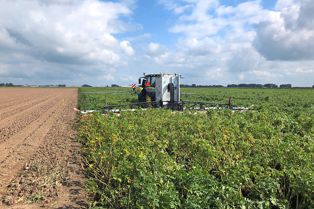 De Nucrop-techniek onderscheidt zich van andere elektrische loofdodingstechnieken door de combinatie van stroom met een voorbehandeling met geleidende vloeistof. - Foto's: Nucrop