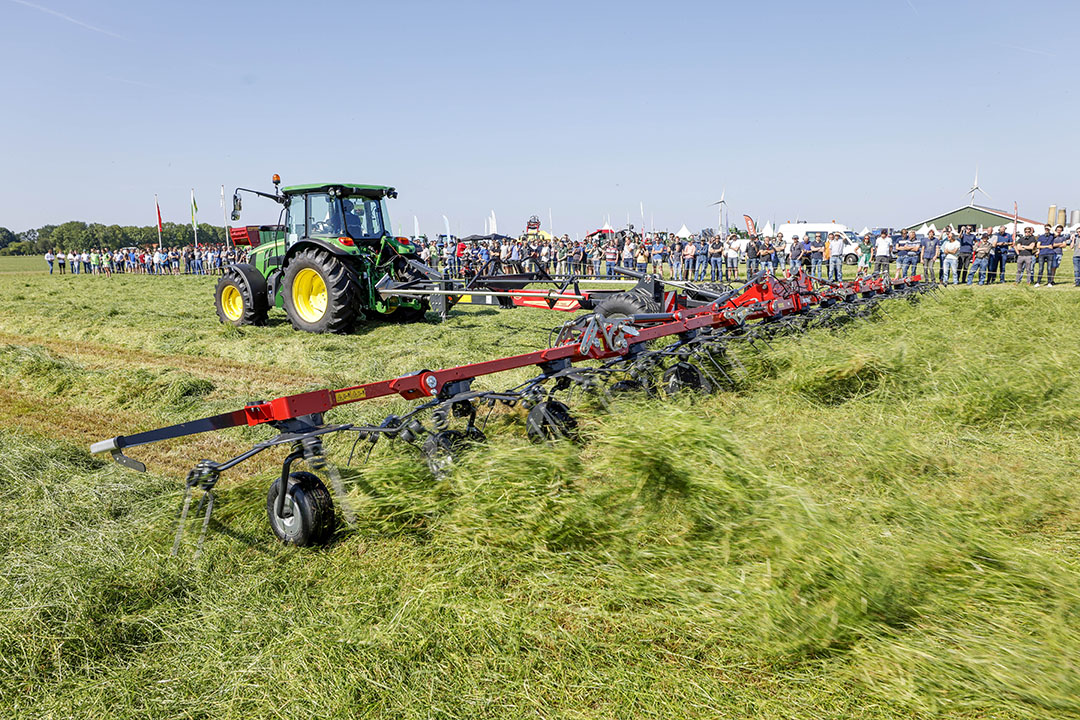 Voor veel bezoekers van Grasdag 2022 zal het voor eerst zijn dat ze de nieuwe Vicon Fanex 15.60 schudder aan het werk zien. Werkbreedte rond 15 meter met 14 rotors. Gesloten oliebad tandwielkasten en vingerkoppelingen op de opklapdelen. - Foto's: Koos Groenewold