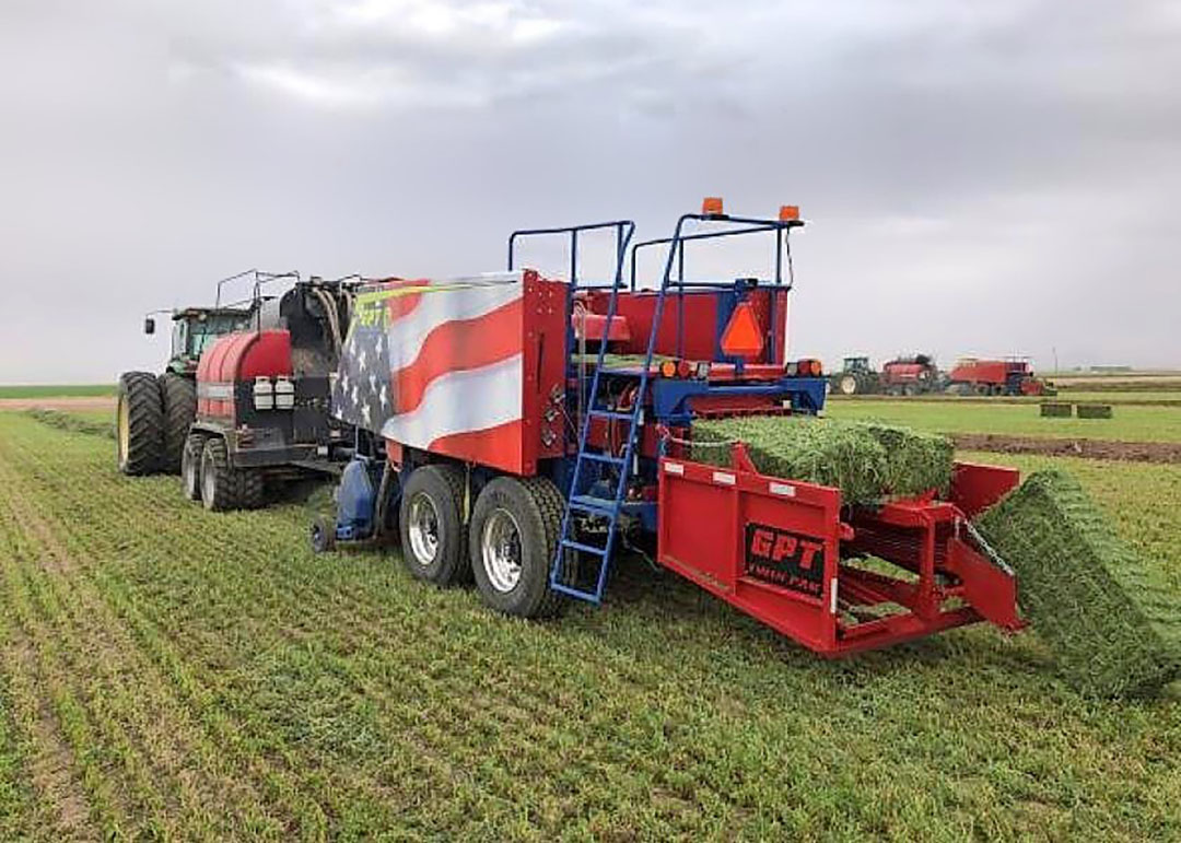 Amerikaanse machinebouwer Grady bouwt balenpersen die in één keer twee kleine balen maken. Foto: Grady Twin Pak.