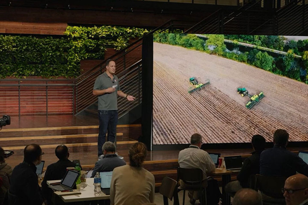 Igino Cafiero, CEO en oprichter van Bear Flag Robotics, spreekt tijdens het Leaps Unlocked-evenement op 26 mei. "Autonomie zal in de toekomst ook betrekking hebben op hoogwaardige gewassen als boom- en wijngaarden, en zelfs op maaidorsers en oogstmachines." - Foto: still uit video Leaps Unlocked